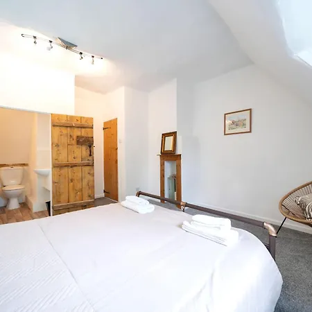 King With Private Bathroom In Street