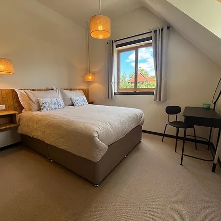 King With Private Bathroom In Street