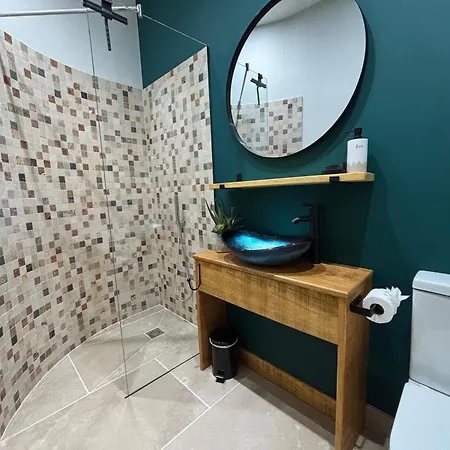 King With Private Bathroom In Street