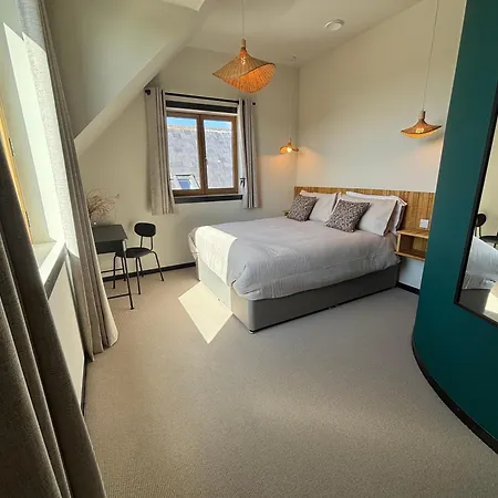 King With Private Bathroom In Street Gæstehus