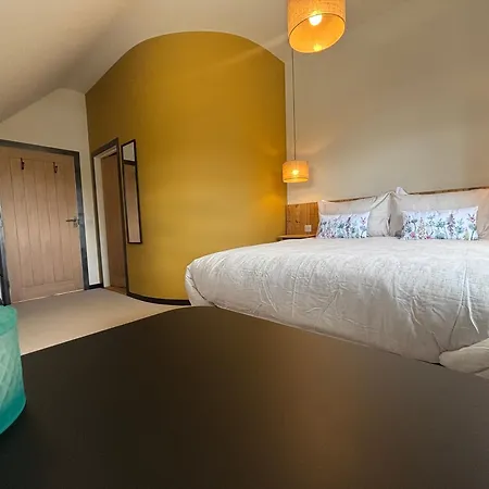 King With Private Bathroom In Street