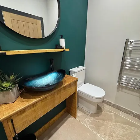 King With Private Bathroom In Street Gæstehus