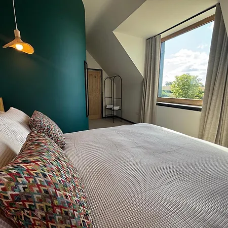 King With Private Bathroom In Street Gæstehus