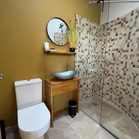 King With Private Bathroom In Street * Bulmer